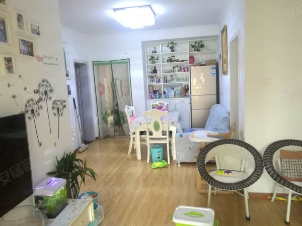 恒盛皇家花园(三期)_2室2厅1卫__电梯房_精装修80平米