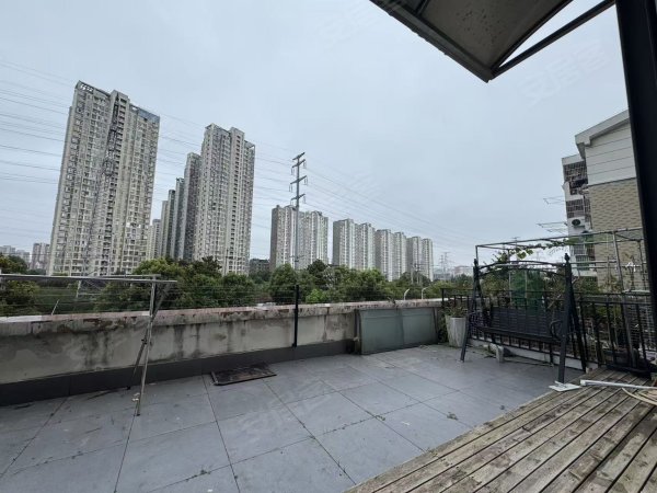 带露台_近地铁口_业主婚房_精装两室一厅拎包入住_卫生已打扫