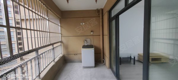 百商悦澜山简装4房两卫出租，房东要求整租。