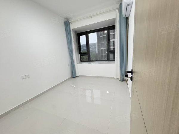 全屋地砖客厅朝南带阳台停车方便