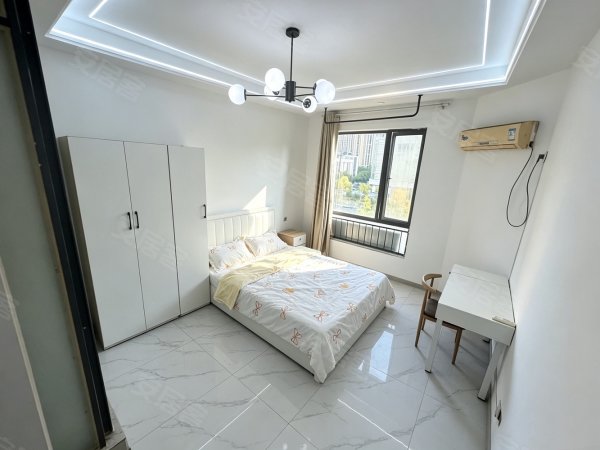 市政务中心！银泰百货！蔚蓝商务港！押一付一！民用水电！天鹅湖