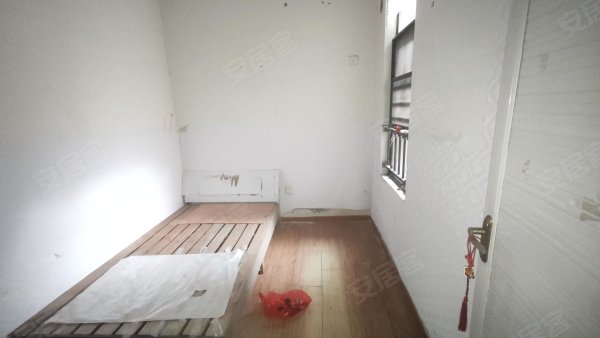 小区绿化率高购物方便。多条公交线路直达生活便利