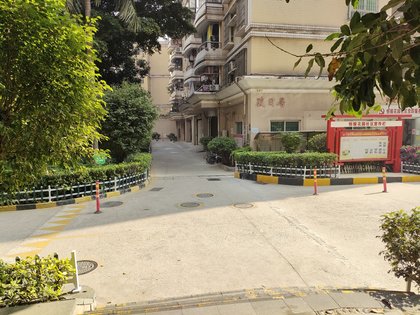 小区车位不是很多,楼龄偏旧些不足【轨道交通】小区旁边就是京溪南方