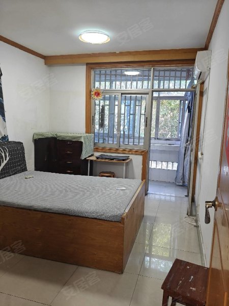 梅山路中医附院家属区，2楼，2室1厅，还有一个8平方储藏室