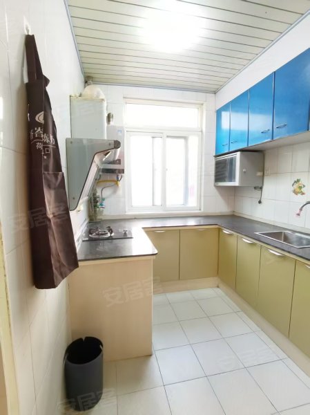 百合园旁一楼带院子大三房，家具家电齐全，拎包即住房主好相处