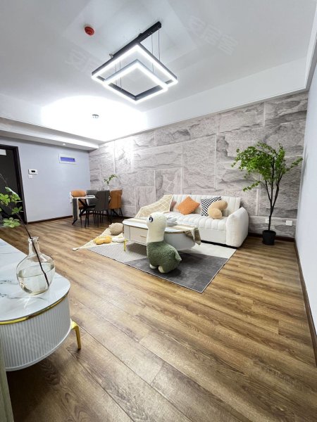 滨湖新地城精装两室两厅轻松住配置干净整洁楼下地铁口近金融港