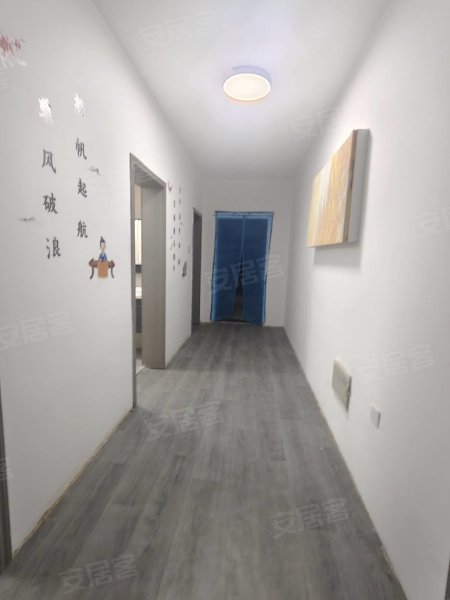闽商国贸附近，花冲公园旁，一楼三室一厅，没有家电家具。
