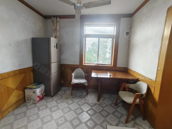 琥珀北村5楼，家具家电齐全，拎包入住，价格便宜。