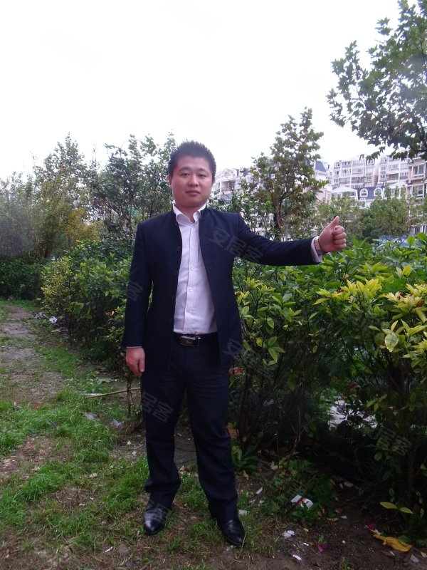 孙如福生活照 - 品信地产 品信地产周浦万达店