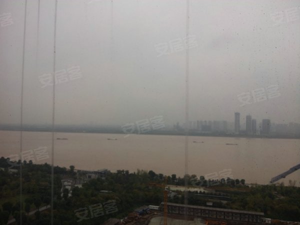 一层4间,得房率80.总面积1820方,可分租!拥有最