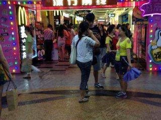 潮流前线 连接地铁站和地王广场 年轻人购物必