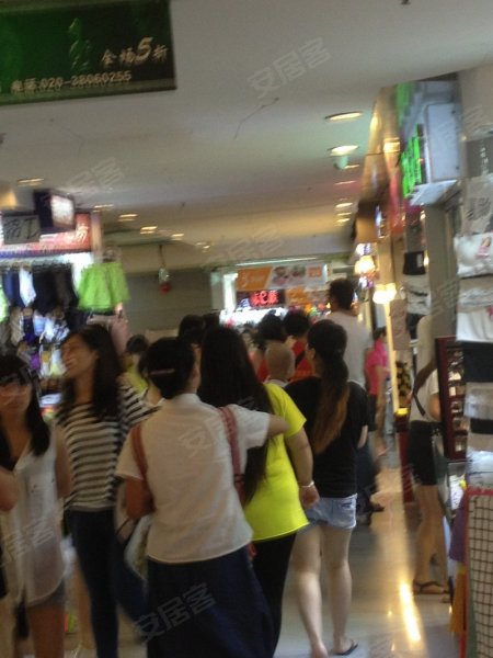 潮流前线 连接地铁站和地王广场 年轻人购物必