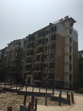汇达房产出售名仕嘉苑6楼 带露台精装修无税