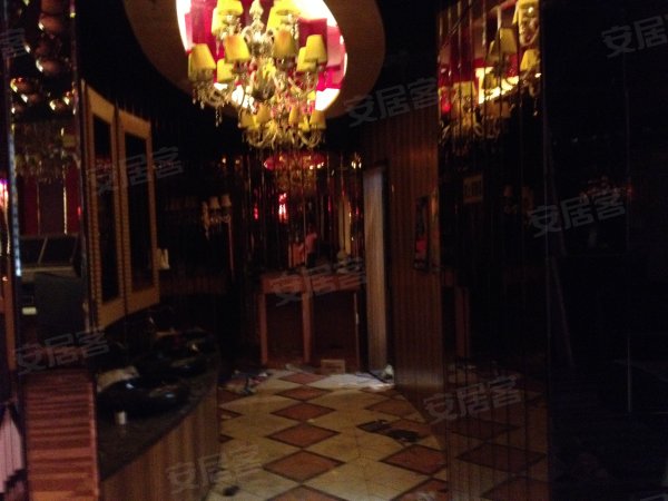 北五环西三旗桥东购物商场一层 年租金130万