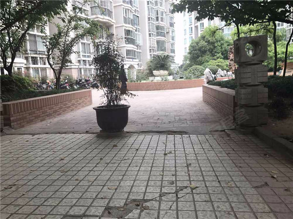 南京小区 秦淮小区 月牙湖小区 梅花山庄  实景图 1/ 30  &