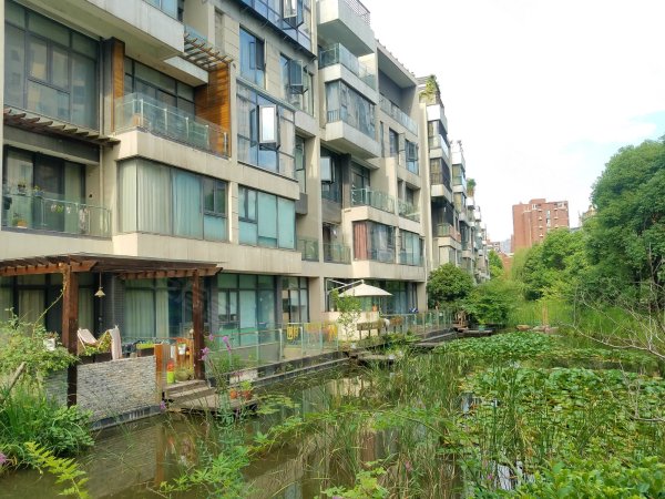 天鹅湖地铁口国建香榭水都豪装别墅五十中旁位置佳