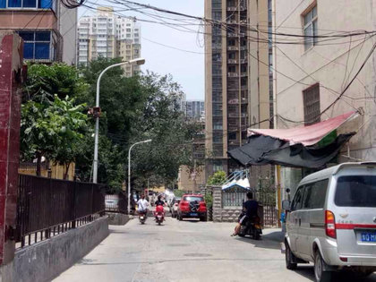 郑铁三北小区人口_小区门口照片