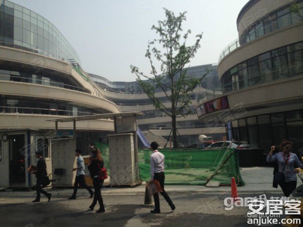 转角位 展示性大 送外摆 独立停车位 有烟道 南