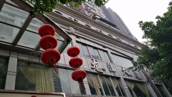 新上房源,龙津大厦中等装修,经理推荐,真实有效