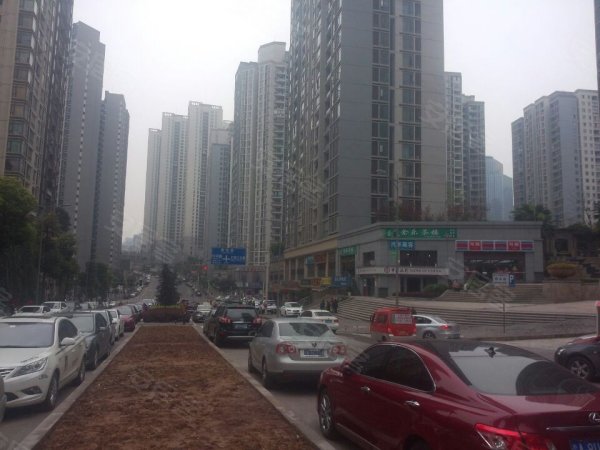 望海花市十字路口超大开间月租金2万2个证可