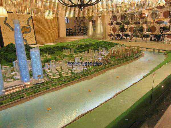 诚祥:渝中区最繁华商圈门面 可开超市可开诊所