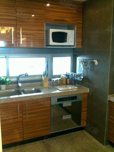 东风村。整栋出租。价格合理。家电齐全。