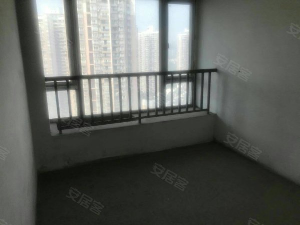 套内一万买新山村轻轨站楼上正规大三房带超大