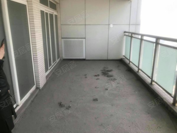 套内一万买新山村轻轨站楼上正规大三房带超大