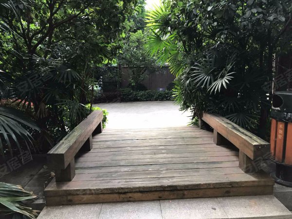 套内一万买新山村轻轨站楼上正规大三房带超大