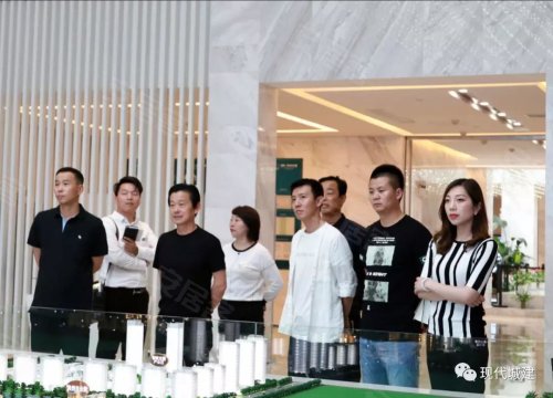 乐游集团董事长_国岳集团董事长夫妻照(3)