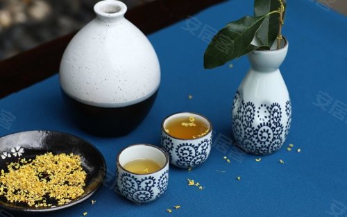 老一辈的南方人,在重阳节是讲究喝桂花酒的.