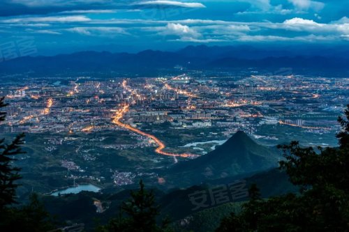 居于城山之间,享受尖峰山的丰富自然资源与人文底蕴