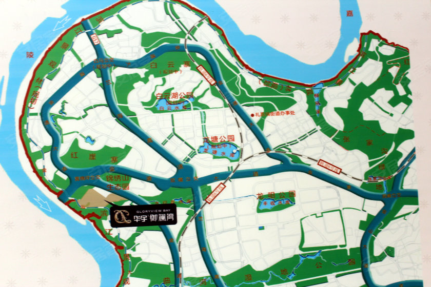 被金海湾嘉陵江江岸公园包围,四周环绕九曲河湿地公园,欢乐谷,玛雅水