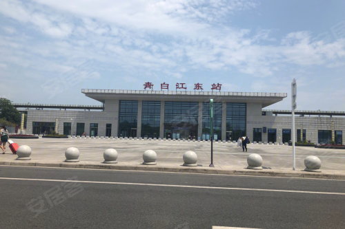 项目附近青白江高铁站
