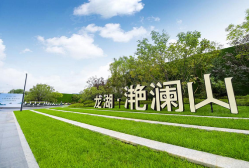 辉山,七星山,帽山三山巍然耸立,辽河,蒲河,长河三河川流不息.