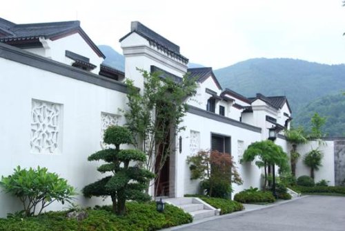 蓝城贵阳桃李春风,小镇中式园林示范区现已献映.