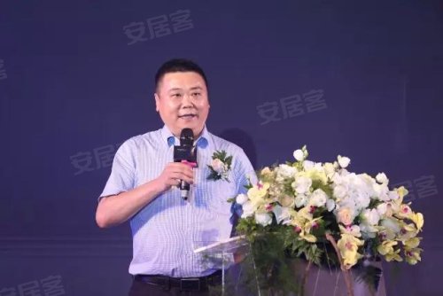 美的地产董事长_尚龙地产的董事长照片