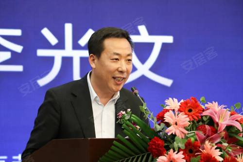 (上海荣光实业董事长 李光文先生致词)