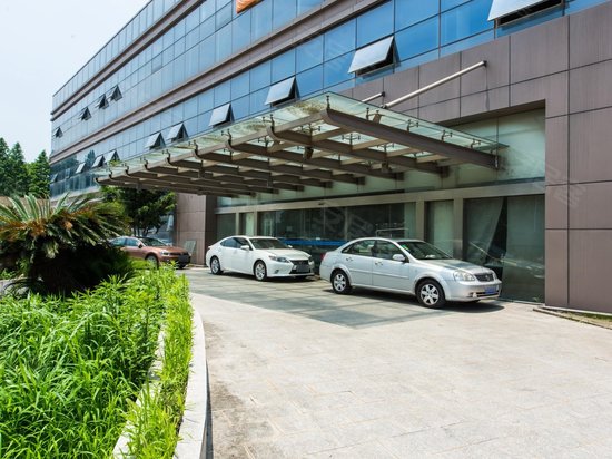 车开新总部大楼 