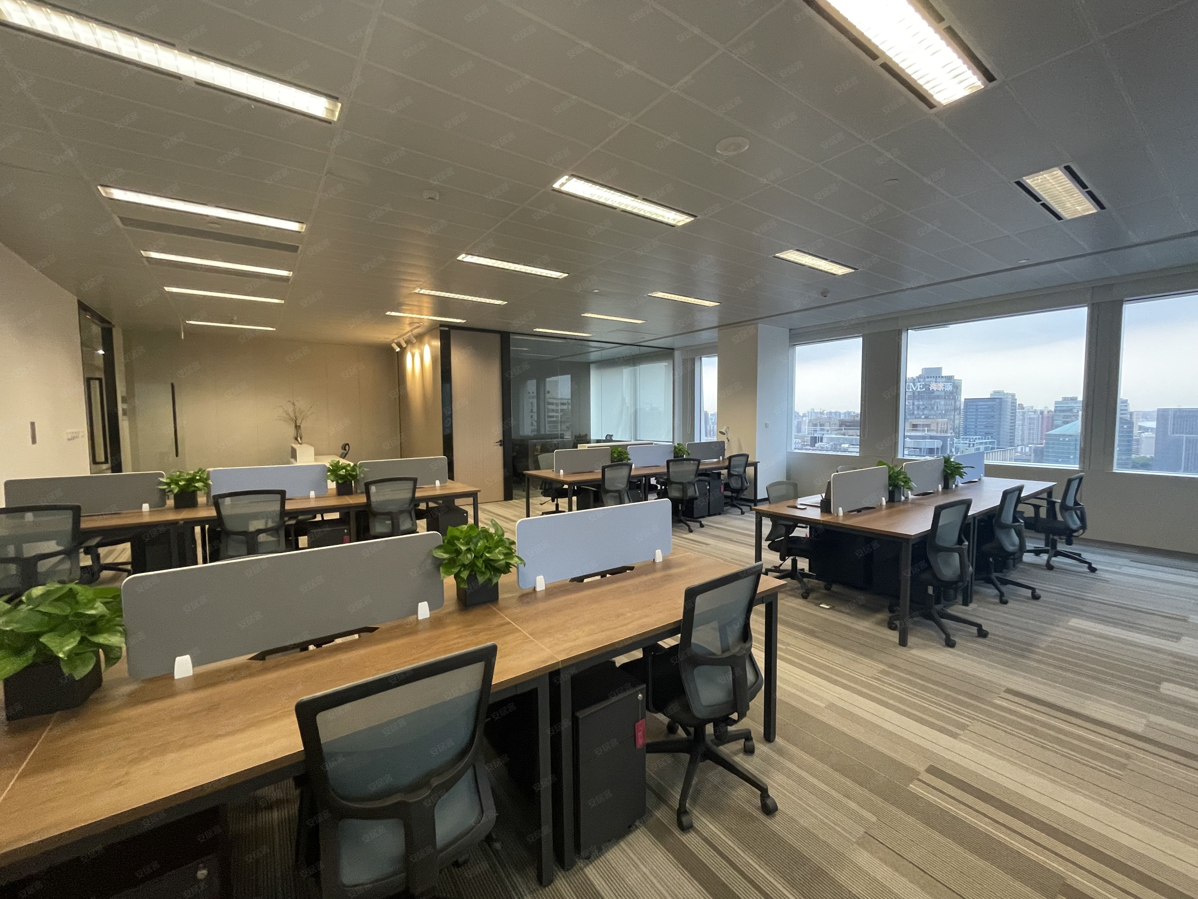 宝地广场精装修现房招租地铁近可随时看房