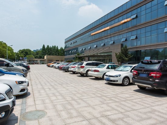 车开新总部大楼 