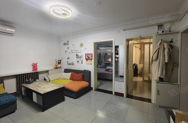 万达三院附近，精装多层二楼，急售。