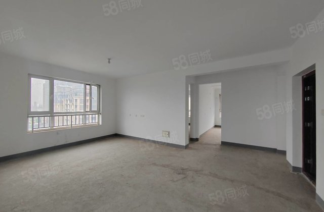 两梯两户的电梯9楼东边户 三室双明卫 毛坯未住送车储 有钥匙