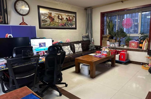 翡翠城精装一楼带院，121平三室两厅两卫，带车位储藏室