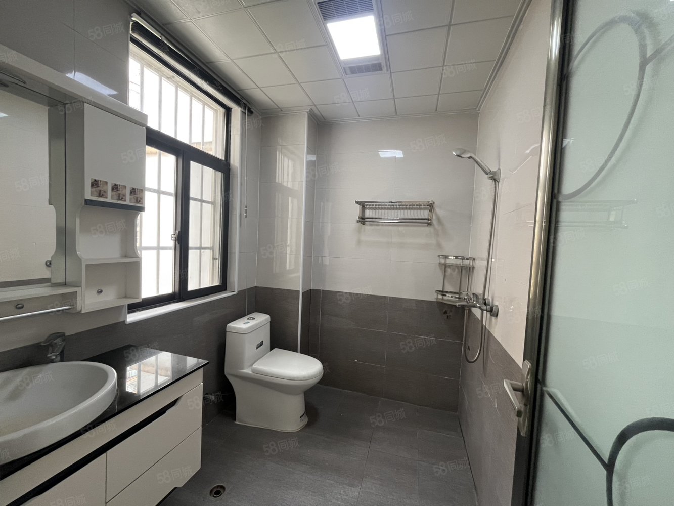 香槟国际3室2厅2卫117㎡南北51万