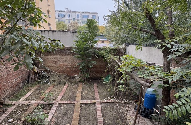 出门就是东昌湖  一楼带院  可隔三室 停车非常方便