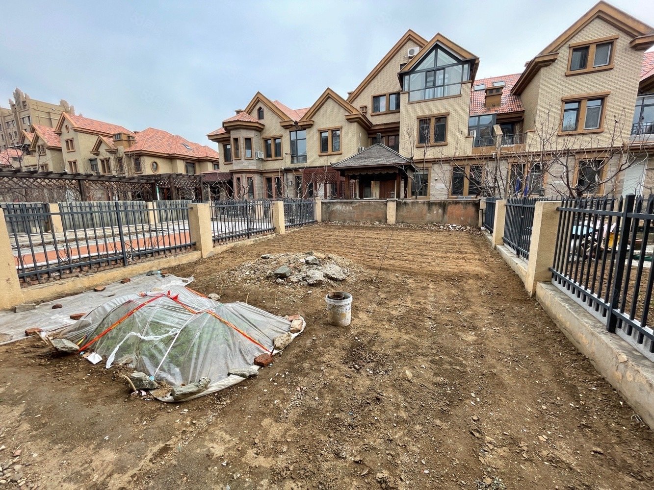 美的城联排别墅240平挑空设计超大院子