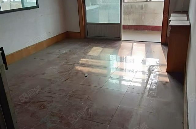 高楼层采光充足 交通便利 看房方便房东直卖，送储藏室