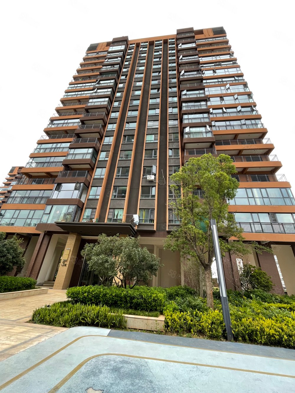 海伦保大城小院一梯两户小高层单价4900急售48万