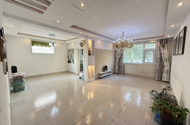 文轩中学 一楼带院子 单位家属院 三室两卫停车方便 随时看房